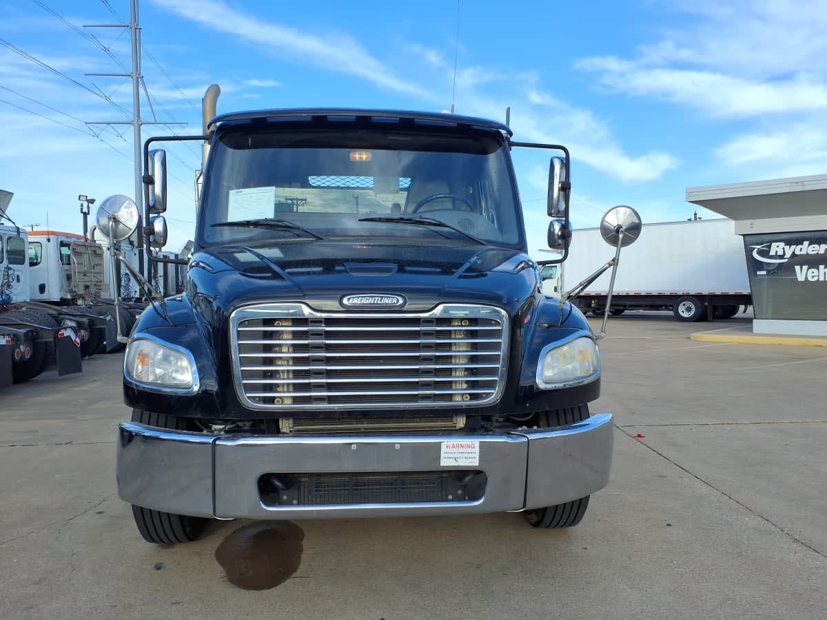 2019 Freightliner M2 106 in Dallas, TX — photo 2
