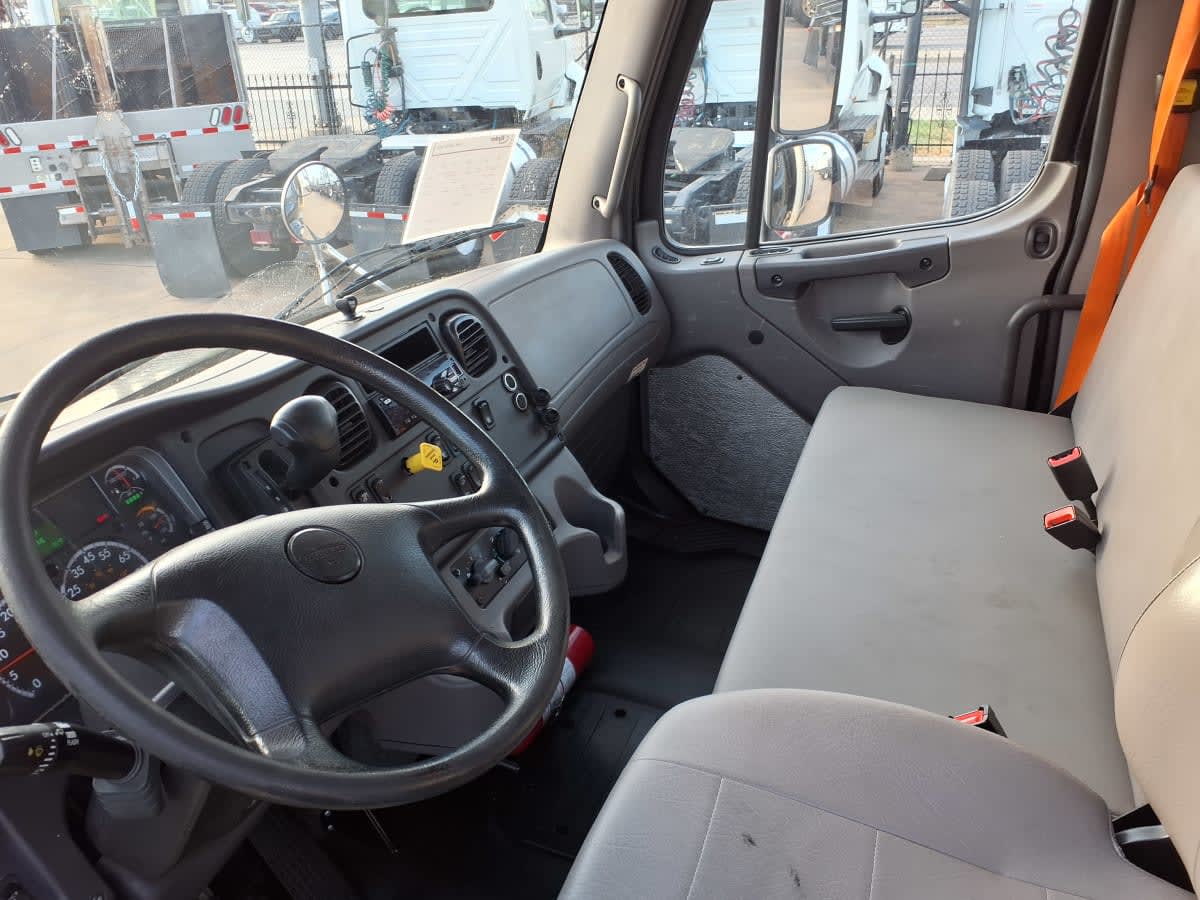 2019 Freightliner M2 106 in Dallas, TX — photo 7