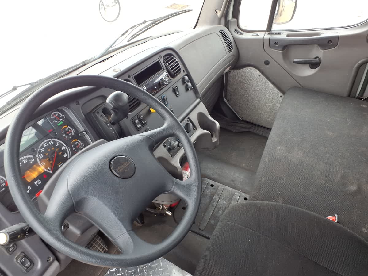 2019 Freightliner M2 106 in Houston, TX — photo 7