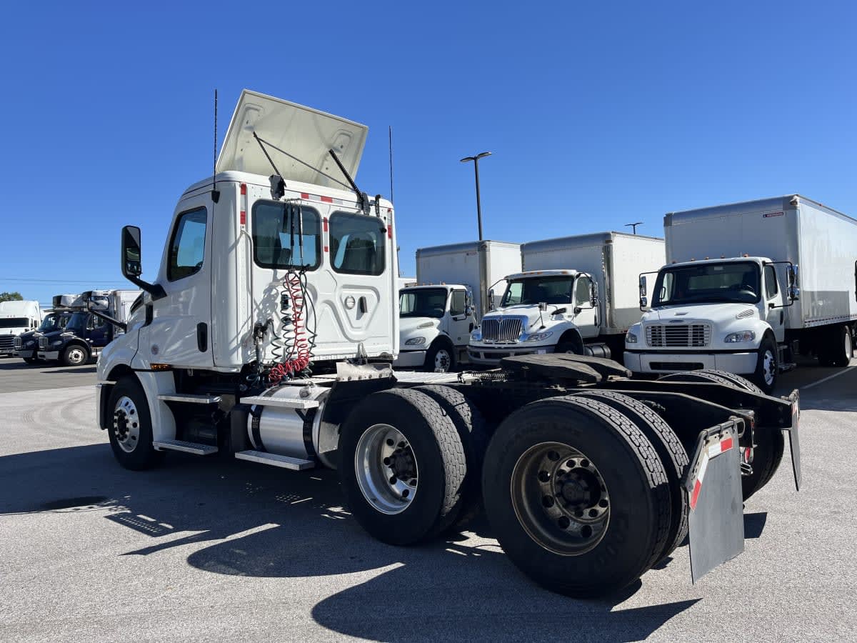 2019 Freightliner Cascadia in Beltsville, MD — photo 6