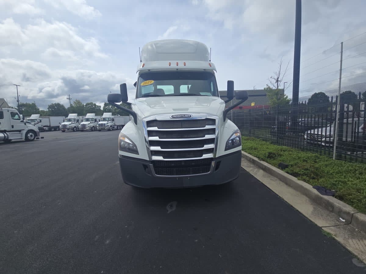 2019 Freightliner Cascadia in Atlanta, GA — photo 2