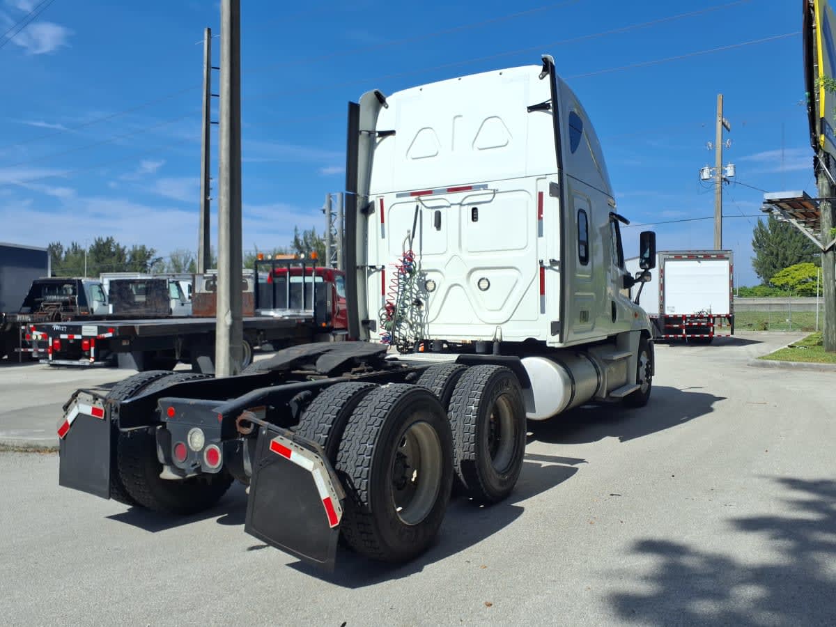 2019 Freightliner Cascadia in Davie, FL — photo 4
