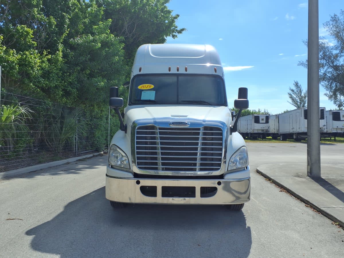 2019 Freightliner Cascadia in Davie, FL — photo 2
