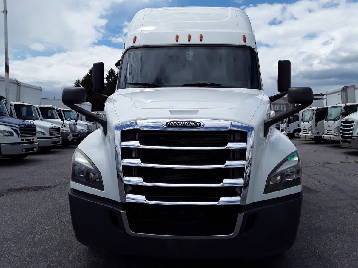 2019 Freightliner Cascadia in Allentown, PA — photo 2