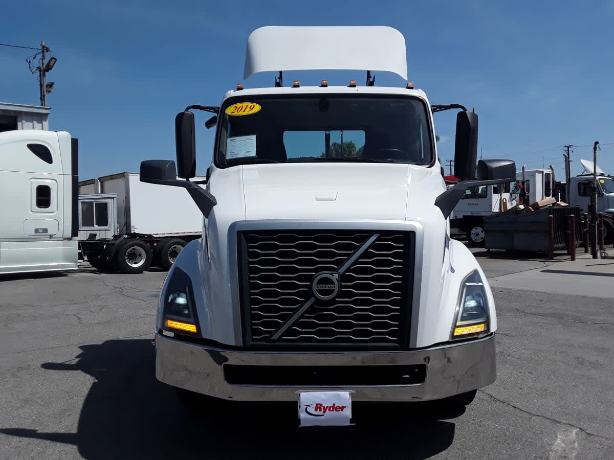 2019 Volvo VNL 860 in Montebello, CA — photo 2