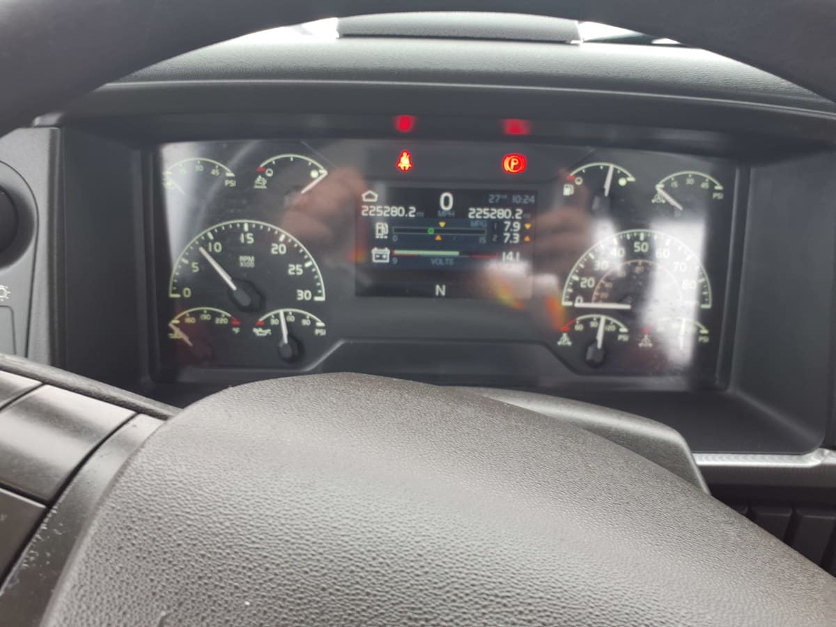 2019 Volvo - image 9