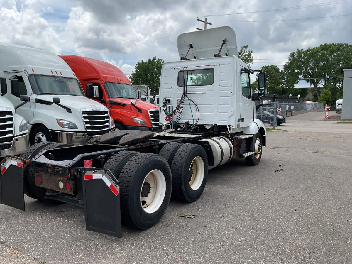 2019 Volvo VNL 860 in Minneapolis, MN — photo 4