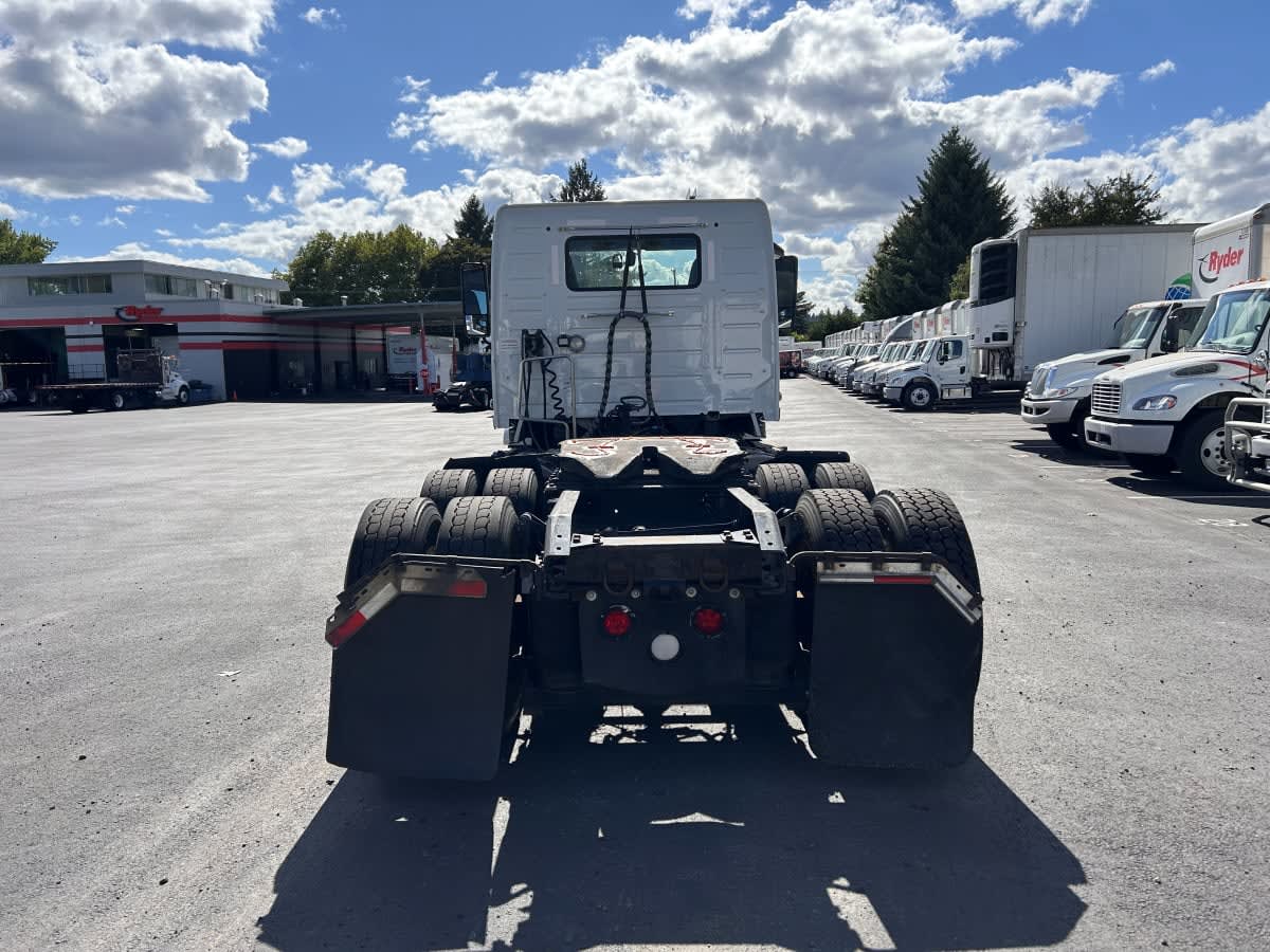 2019 Volvo - image 5