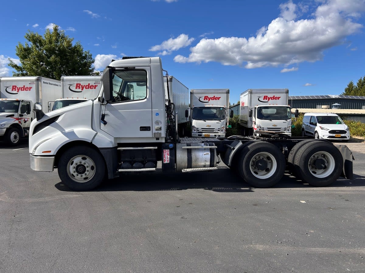 2019 Volvo - image 6