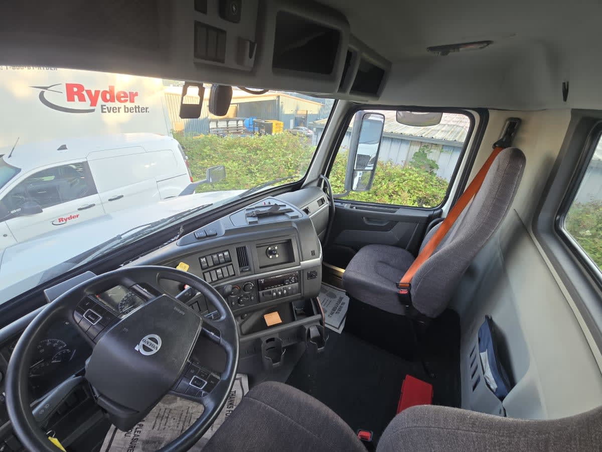 2019 Volvo - image 7