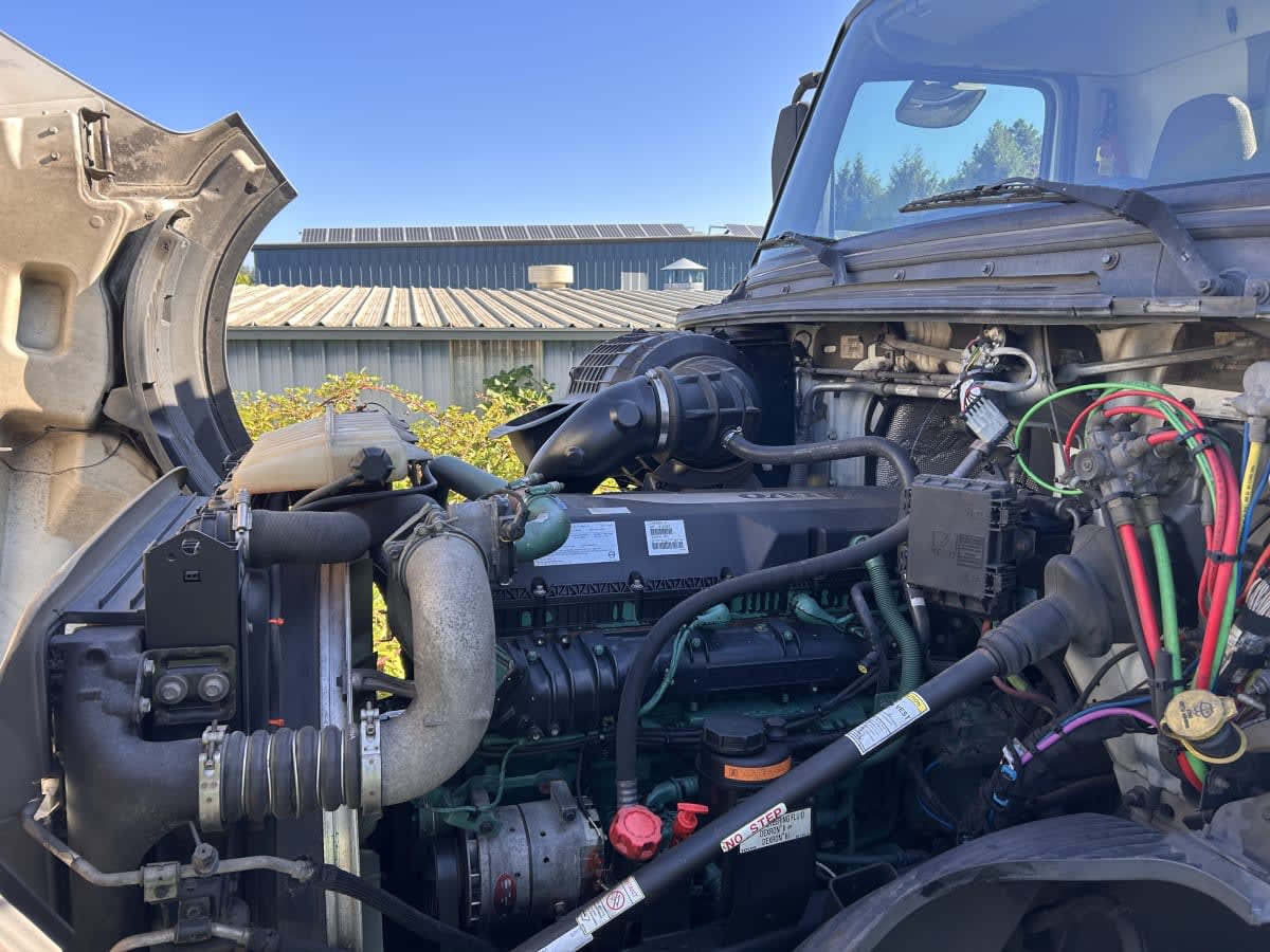 2019 Volvo - image 8