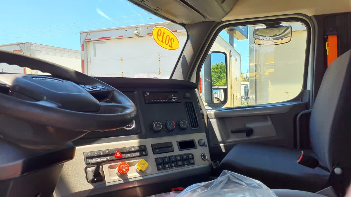 2019 Freightliner Cascadia in Bolingbrook, IL — photo 7