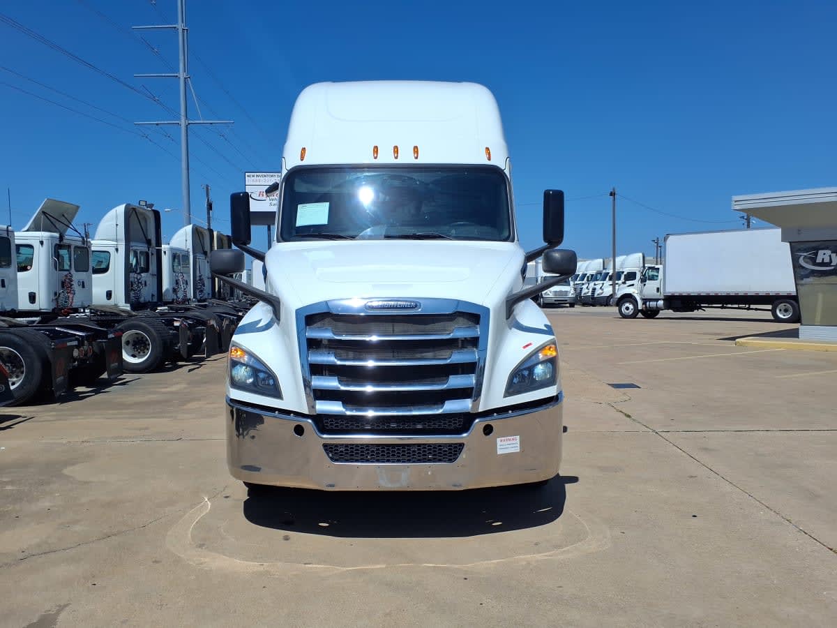 2019 Freightliner Cascadia in Dallas, TX — photo 2