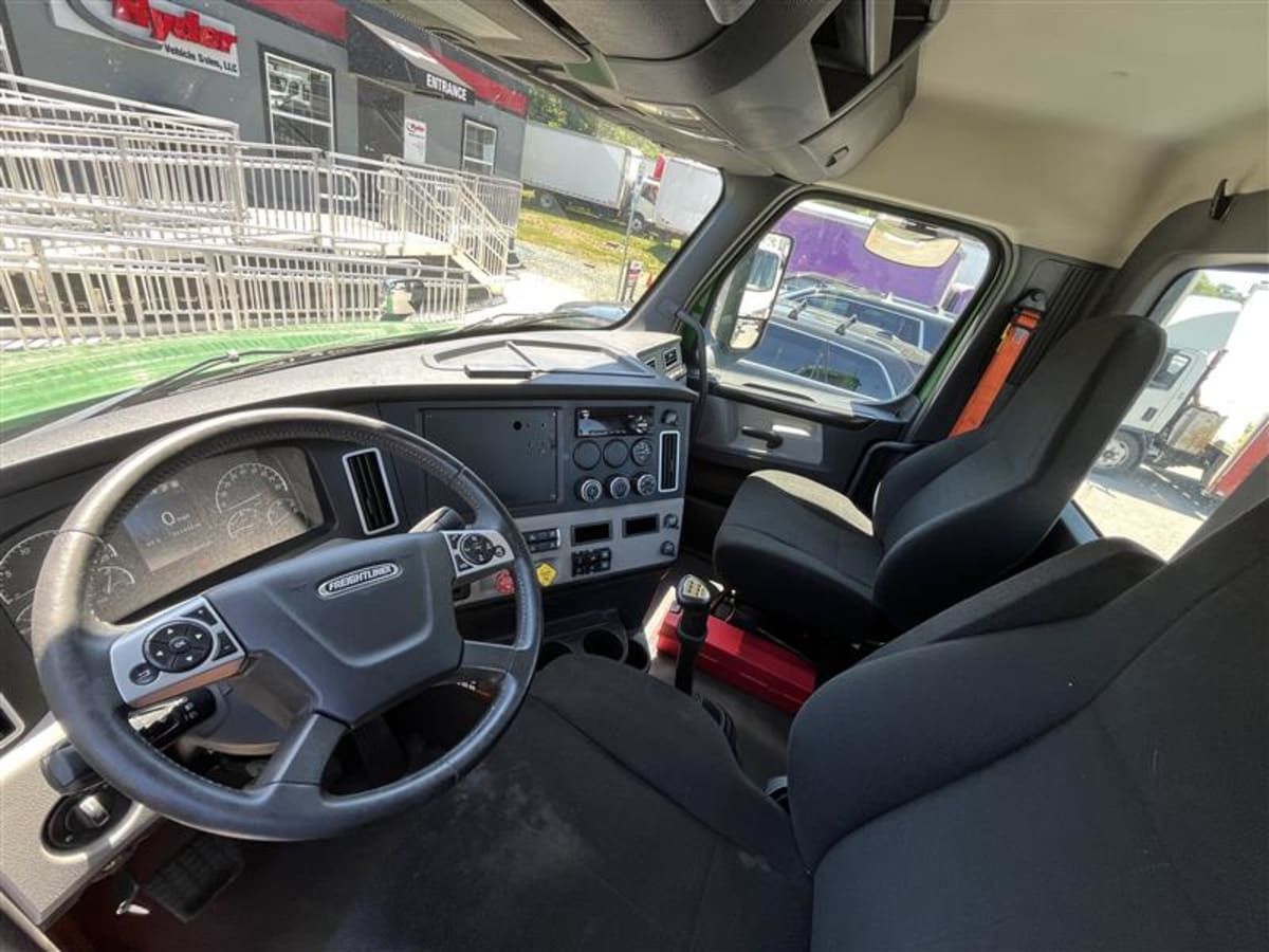2019 Freightliner Cascadia in Beltsville, MD — photo 7