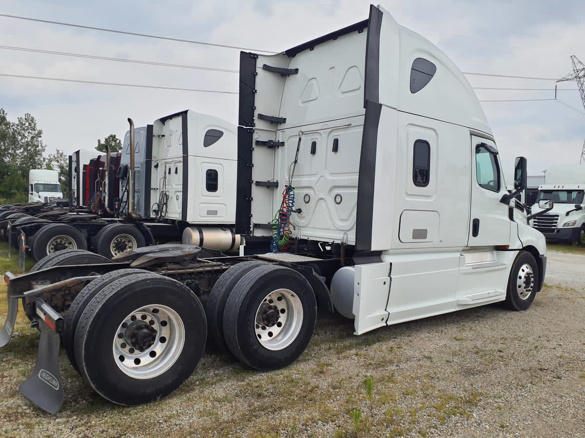 2019 Freightliner Cascadia in Indianapolis, IN — photo 4