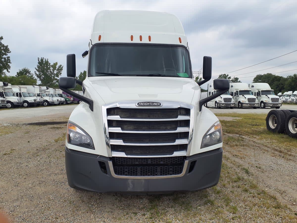 2019 Freightliner Cascadia in Indianapolis, IN — photo 2