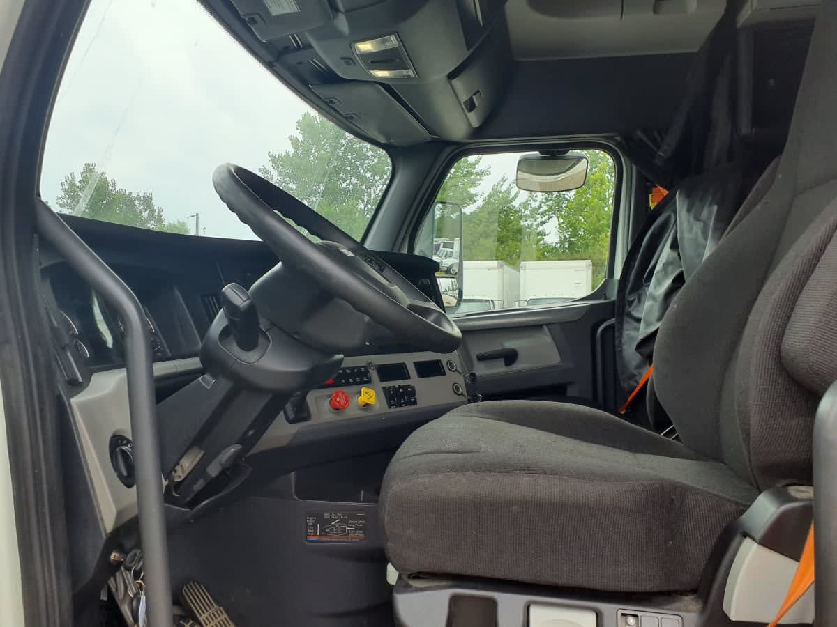 2019 Freightliner Cascadia in Indianapolis, IN — photo 7