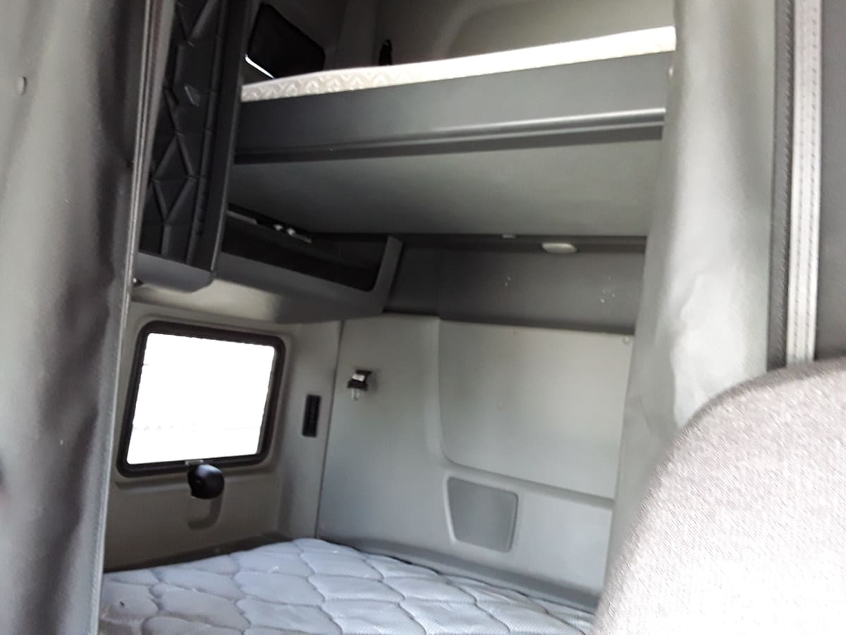 2019 International - image 8