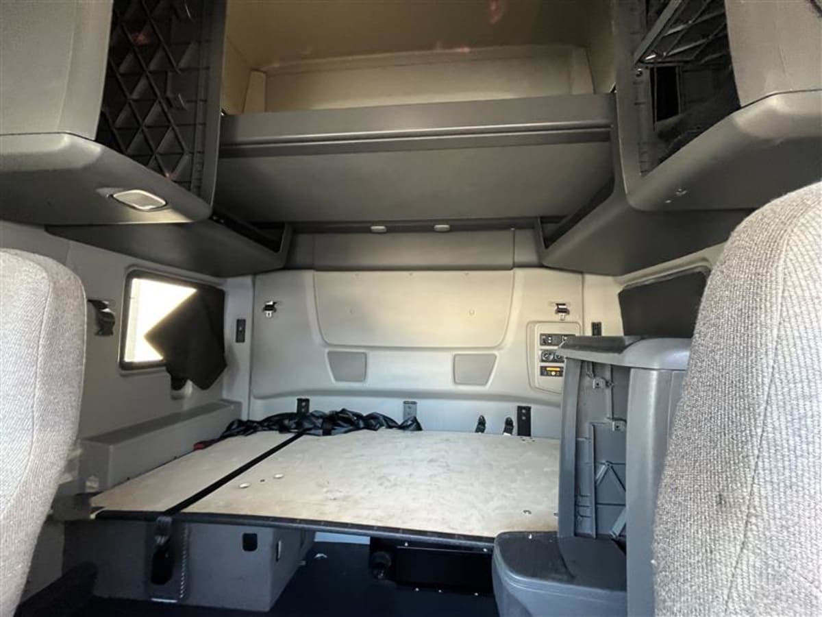 2019 International - image 8