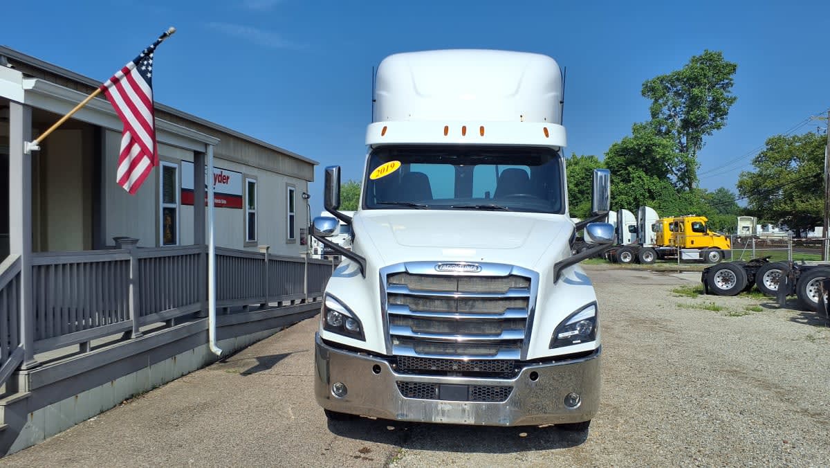 2019 Freightliner Cascadia in West Chester, OH — photo 2