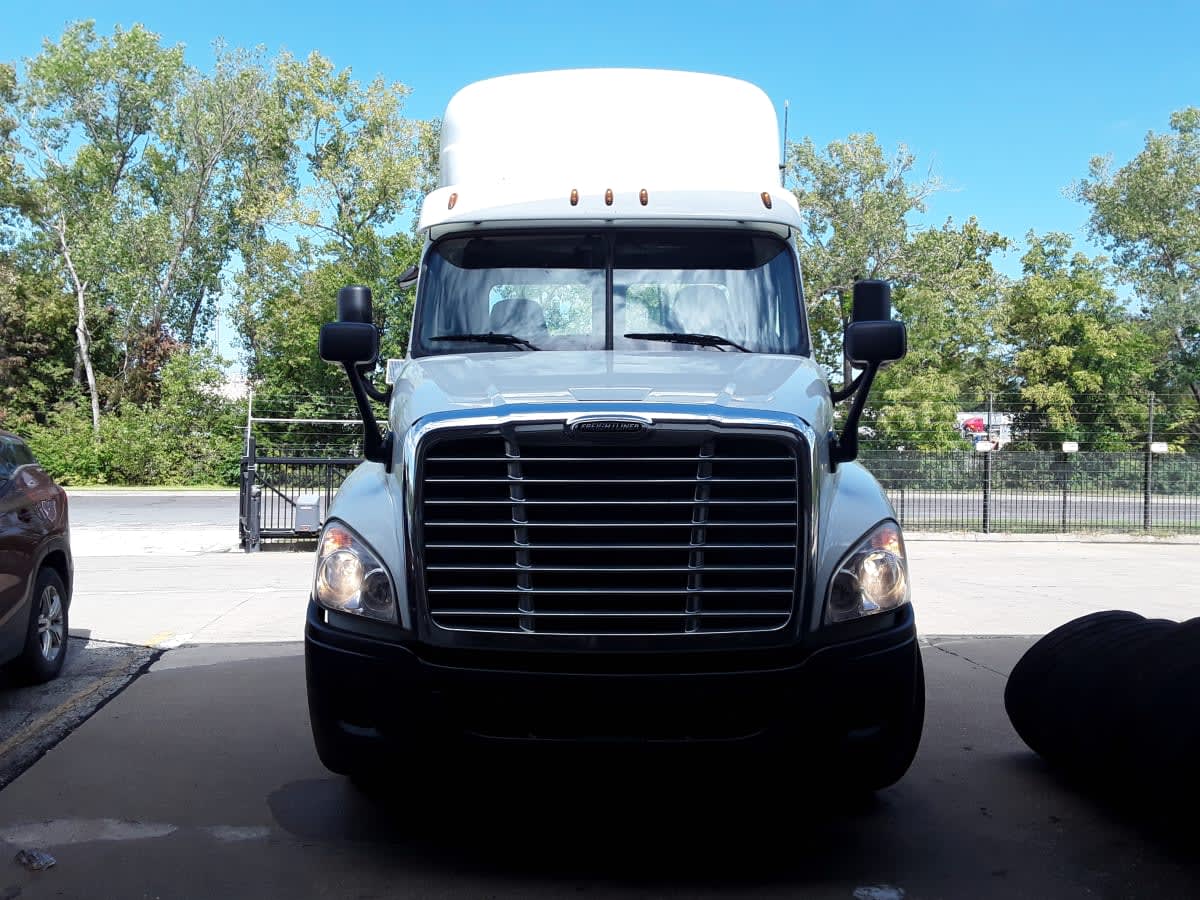 2019 Freightliner Cascadia in Kansas City, MO — photo 2