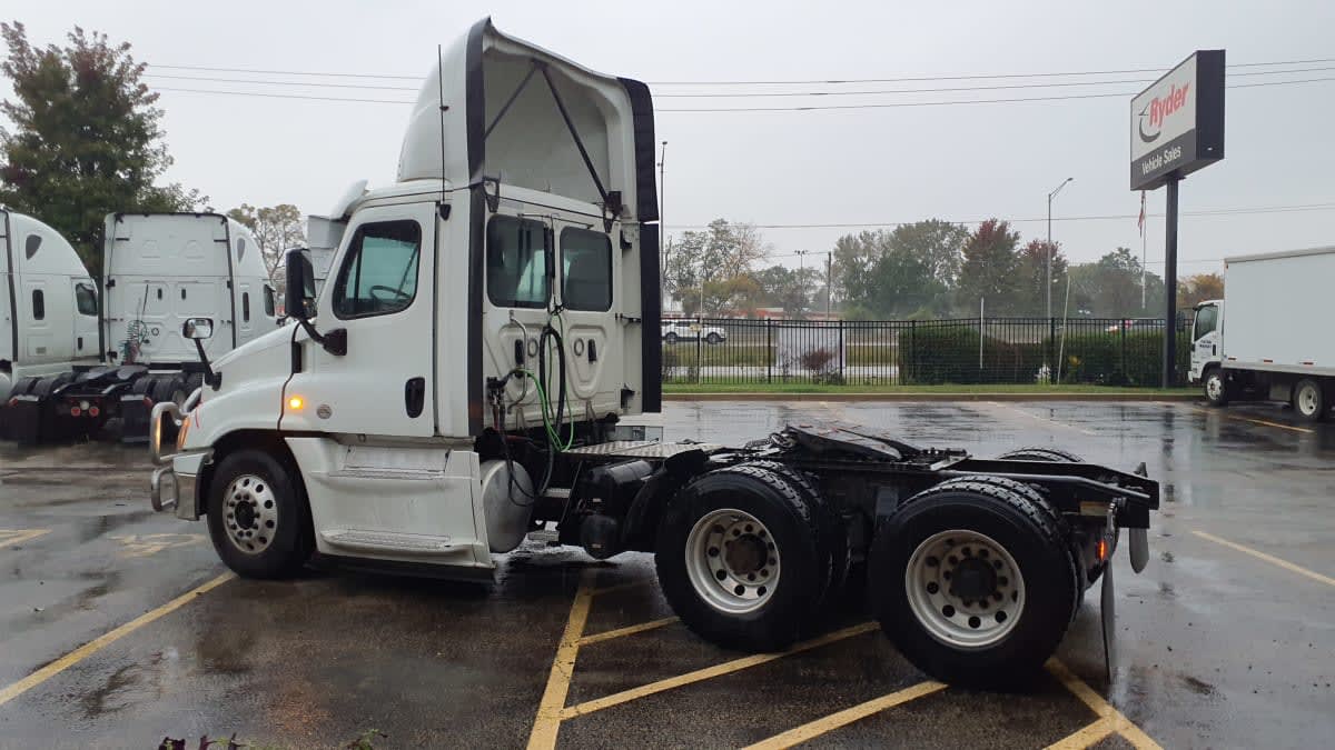 2019 Freightliner Cascadia in Bolingbrook, IL — photo 6
