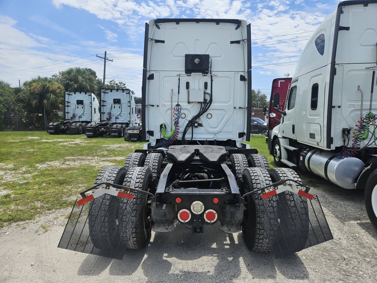 2019 Freightliner Cascadia in Orlando, FL — photo 5