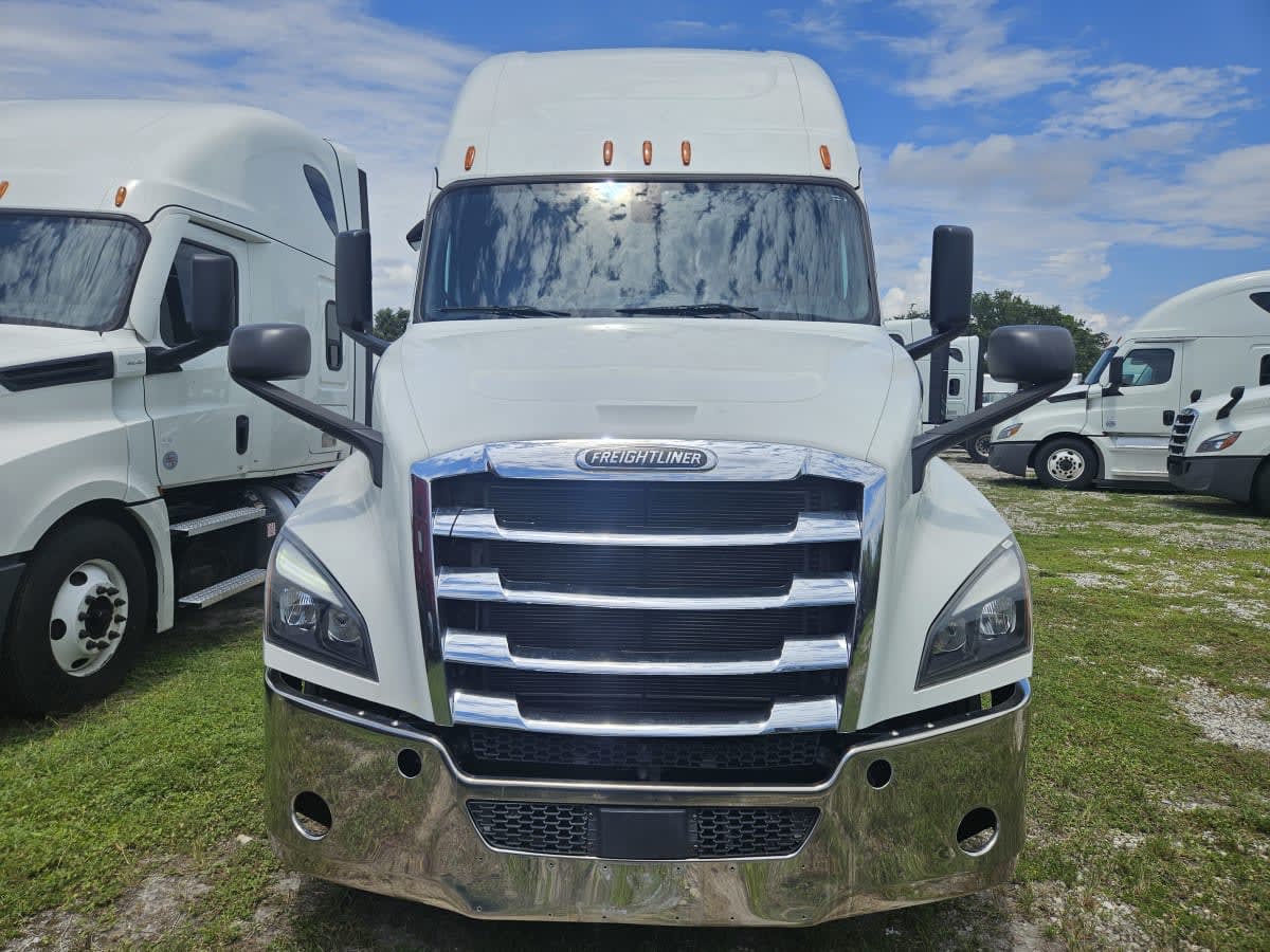 2019 Freightliner Cascadia in Orlando, FL — photo 2
