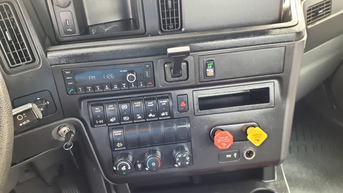 2019 International LT in Springfield, MA — photo 7