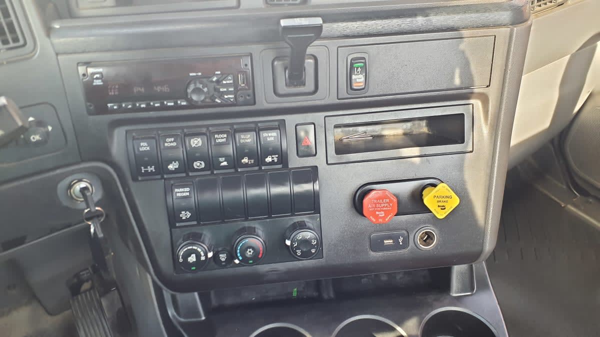 2019 International LT in Springfield, MA — photo 7
