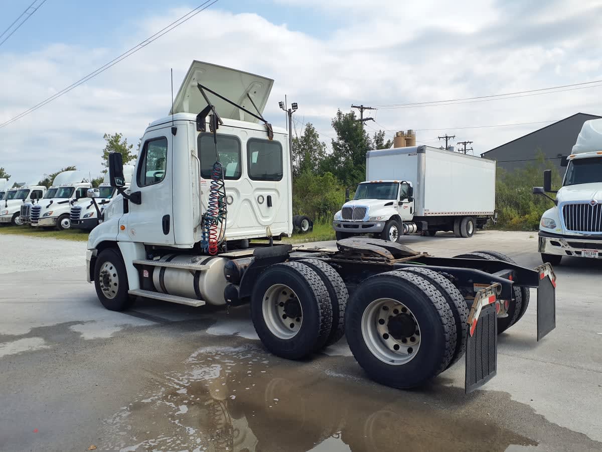 2019 Freightliner Cascadia in Indianapolis, IN — photo 6