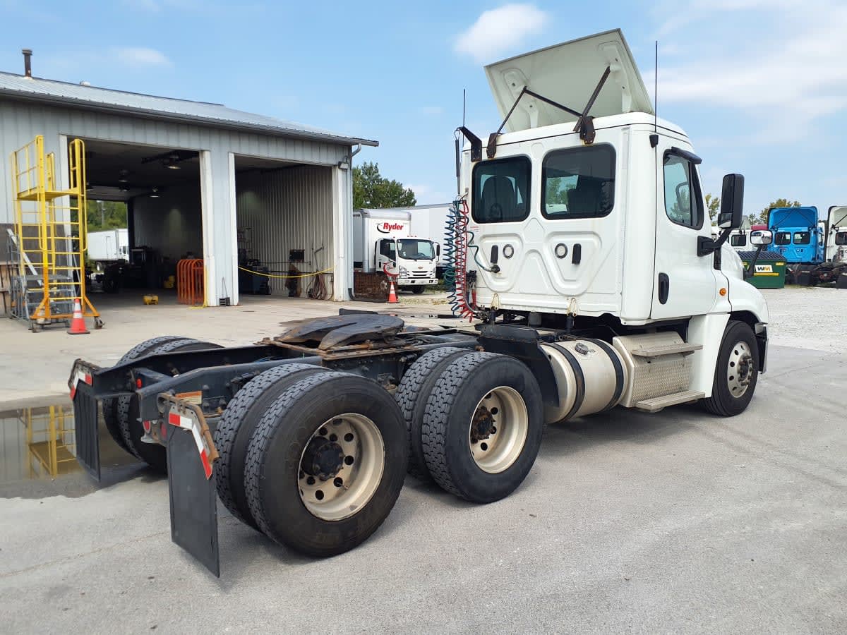 2019 Freightliner Cascadia in Indianapolis, IN — photo 4