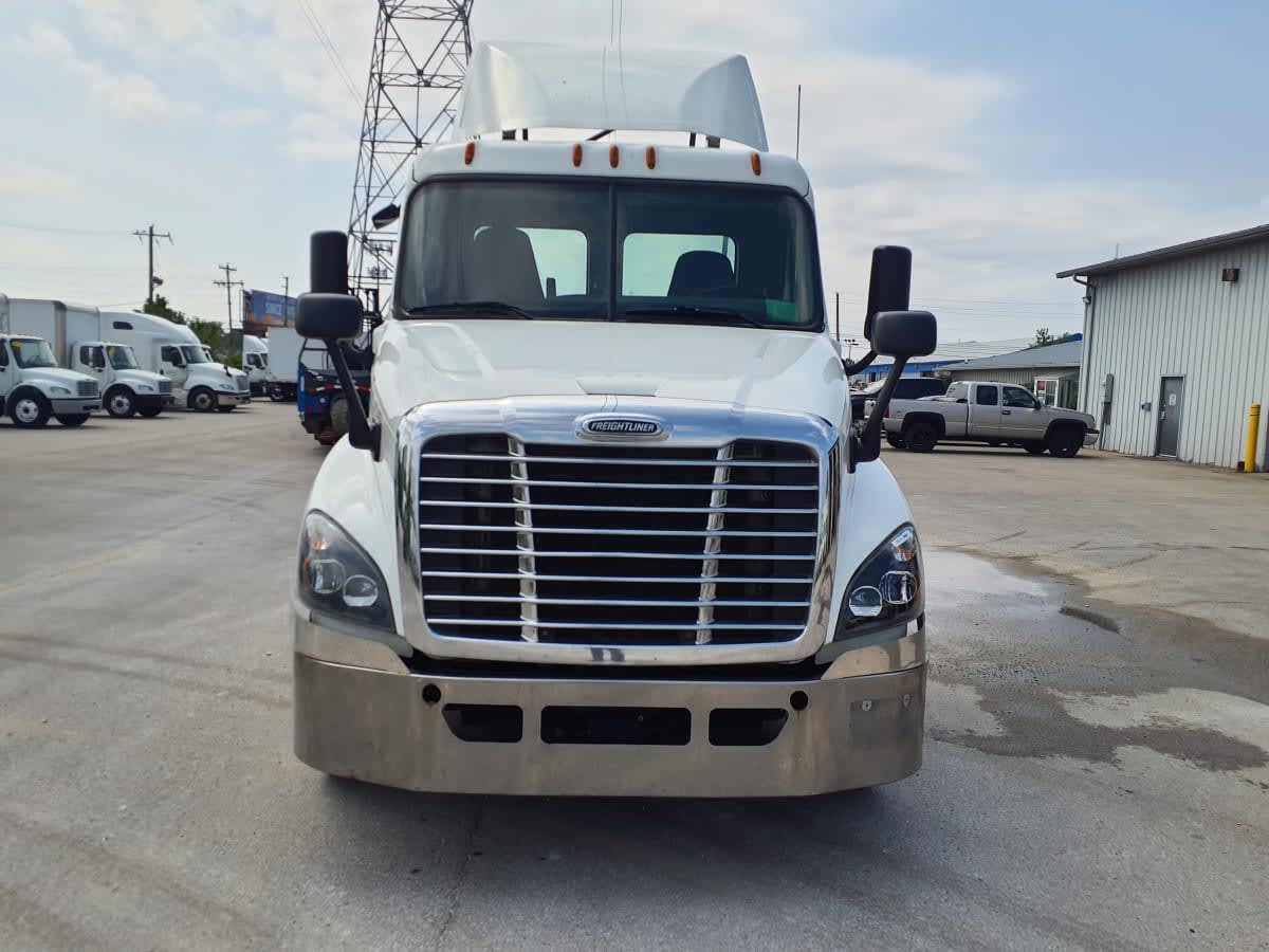 2019 Freightliner Cascadia in Indianapolis, IN — photo 2