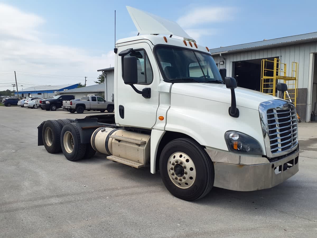 2019 Freightliner Cascadia in Indianapolis, IN — photo 3