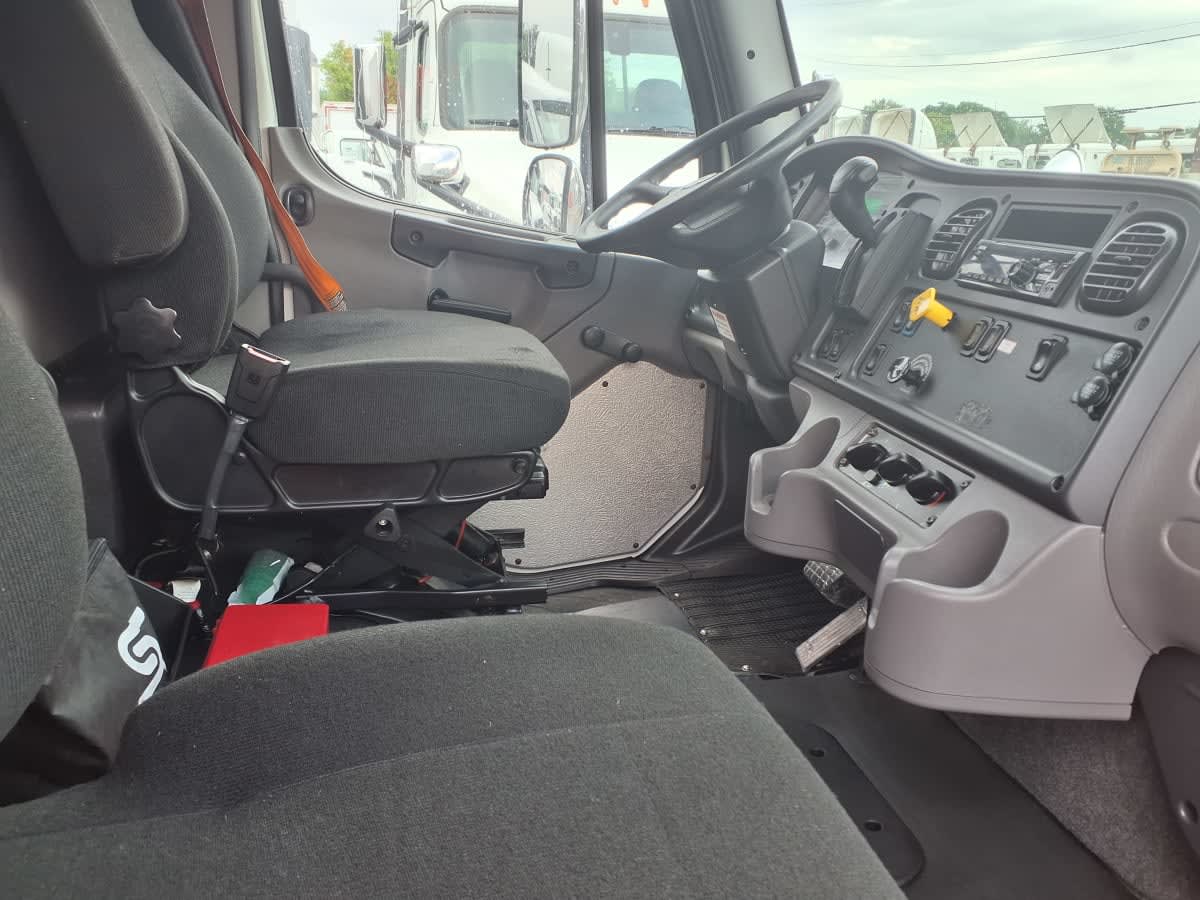 2019 Freightliner M2 106 861656
