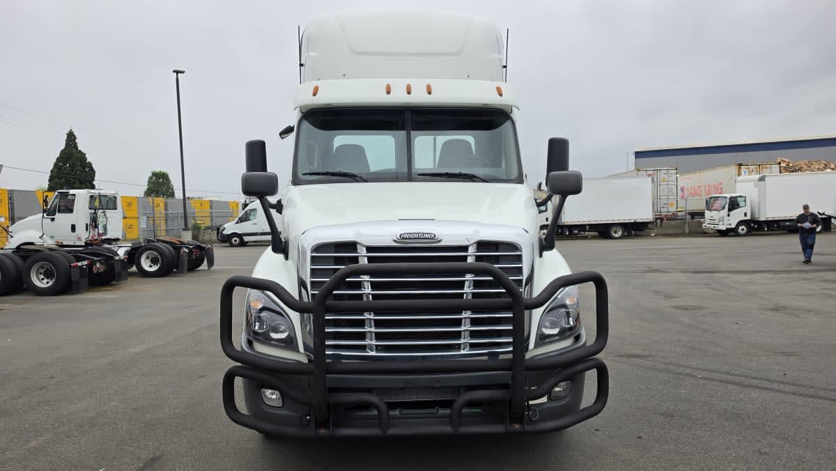 2019 Freightliner Cascadia in Tacoma, WA — photo 2