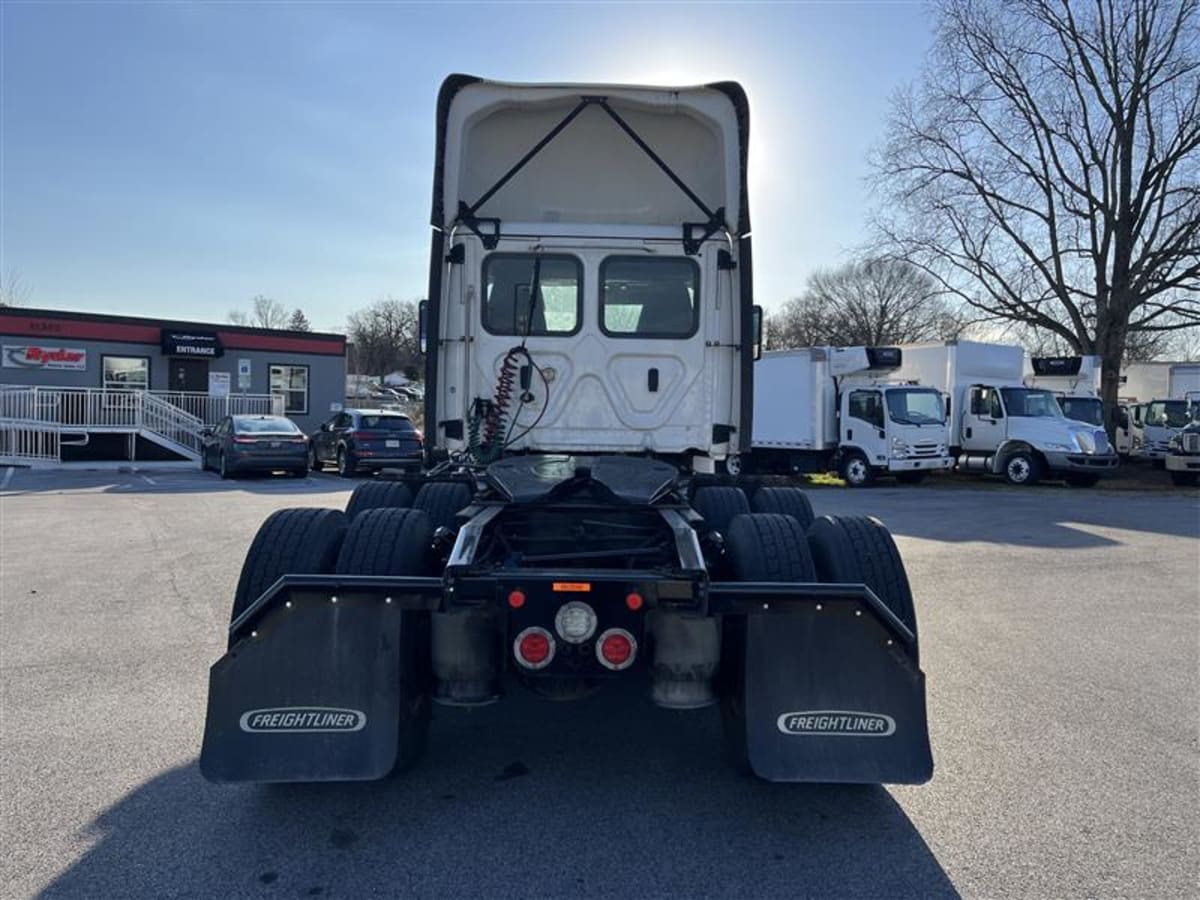 2019 Freightliner Cascadia in Beltsville, MD — photo 5