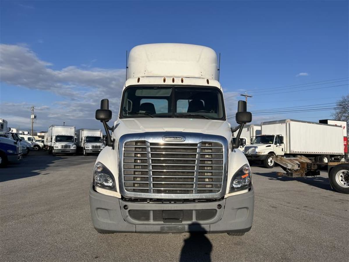 2019 Freightliner Cascadia in Beltsville, MD — photo 2