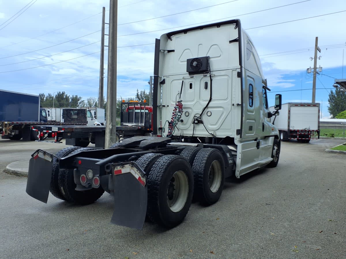 2019 Freightliner Cascadia in Davie, FL — photo 4