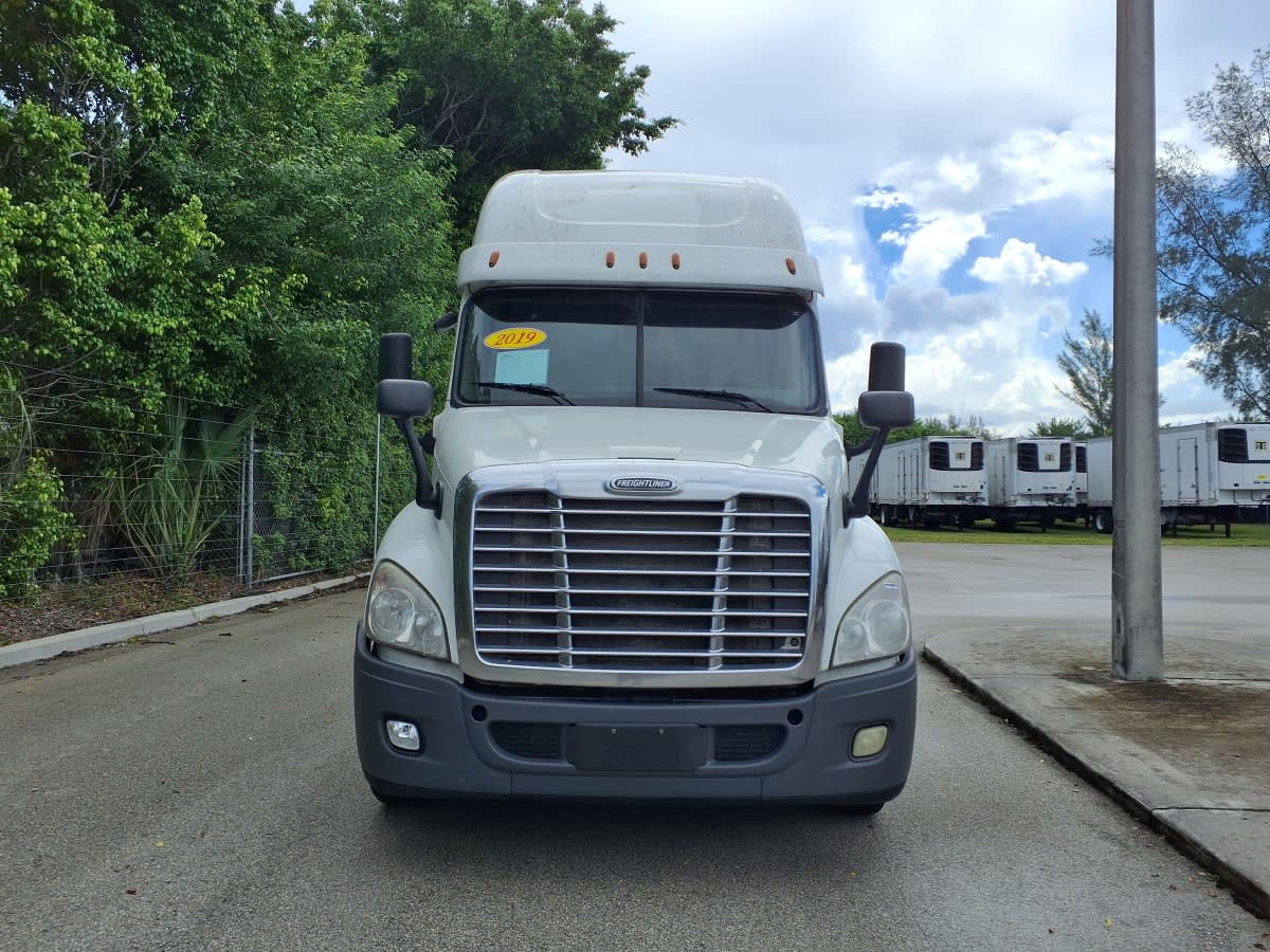 2019 Freightliner Cascadia in Davie, FL — photo 2