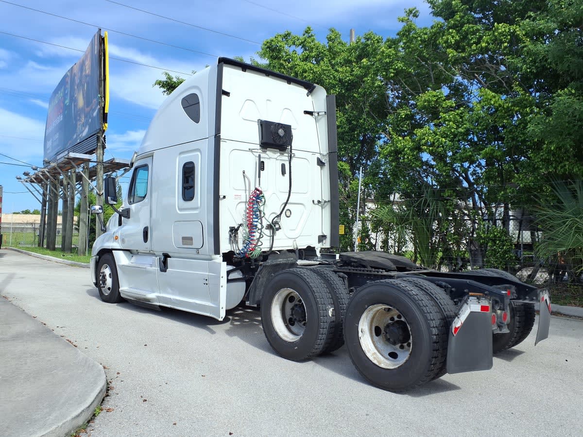 2019 Freightliner Cascadia in Davie, FL — photo 6