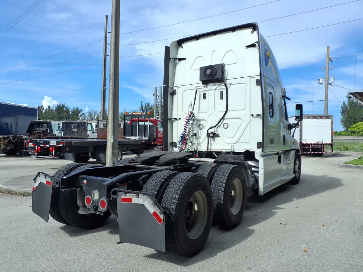 2019 Freightliner Cascadia in Davie, FL — photo 4