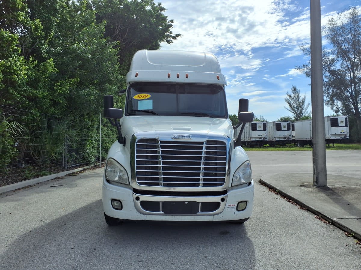 2019 Freightliner Cascadia in Davie, FL — photo 2