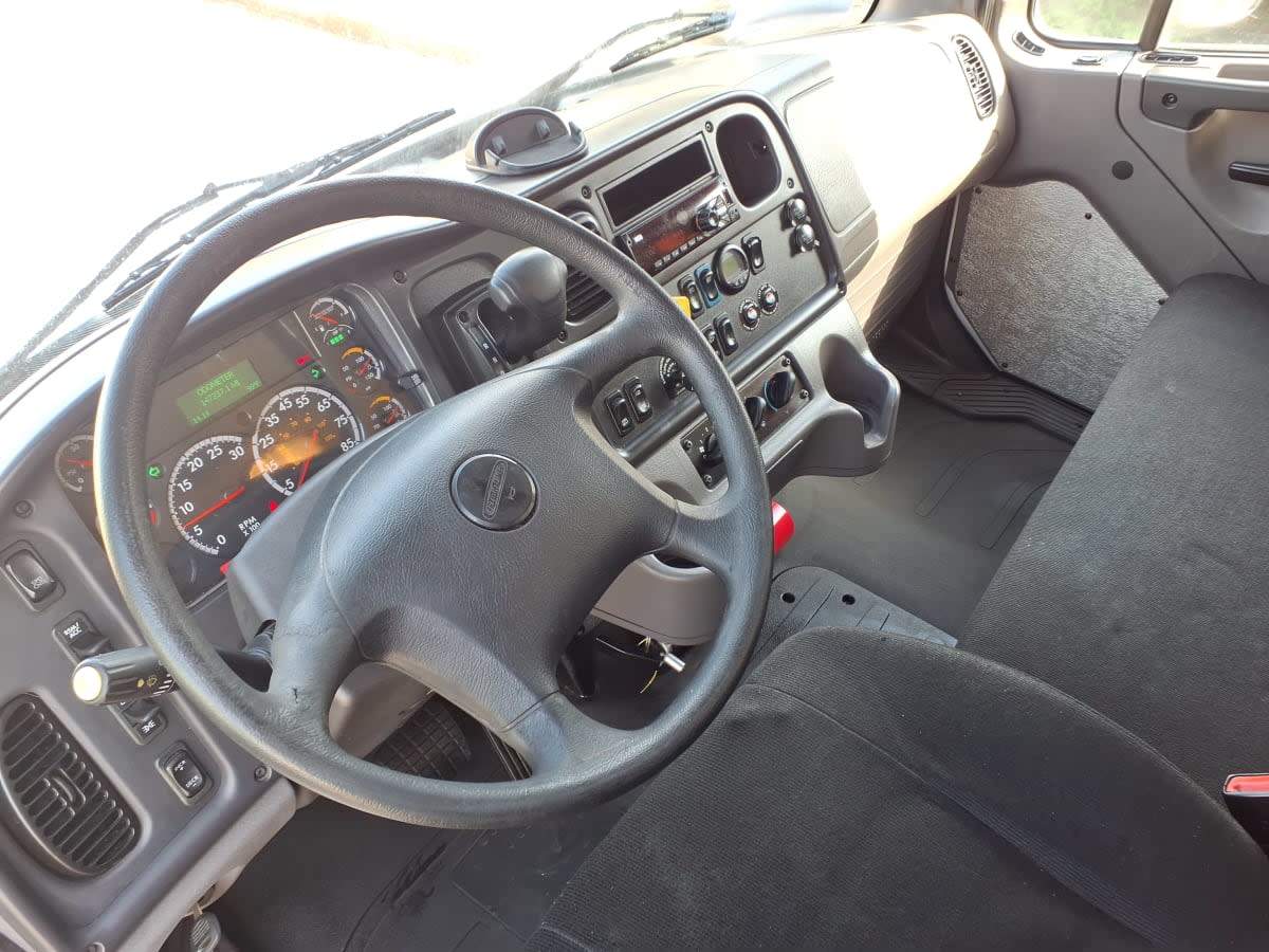 2019 Freightliner M2 106 in Houston, TX — photo 7