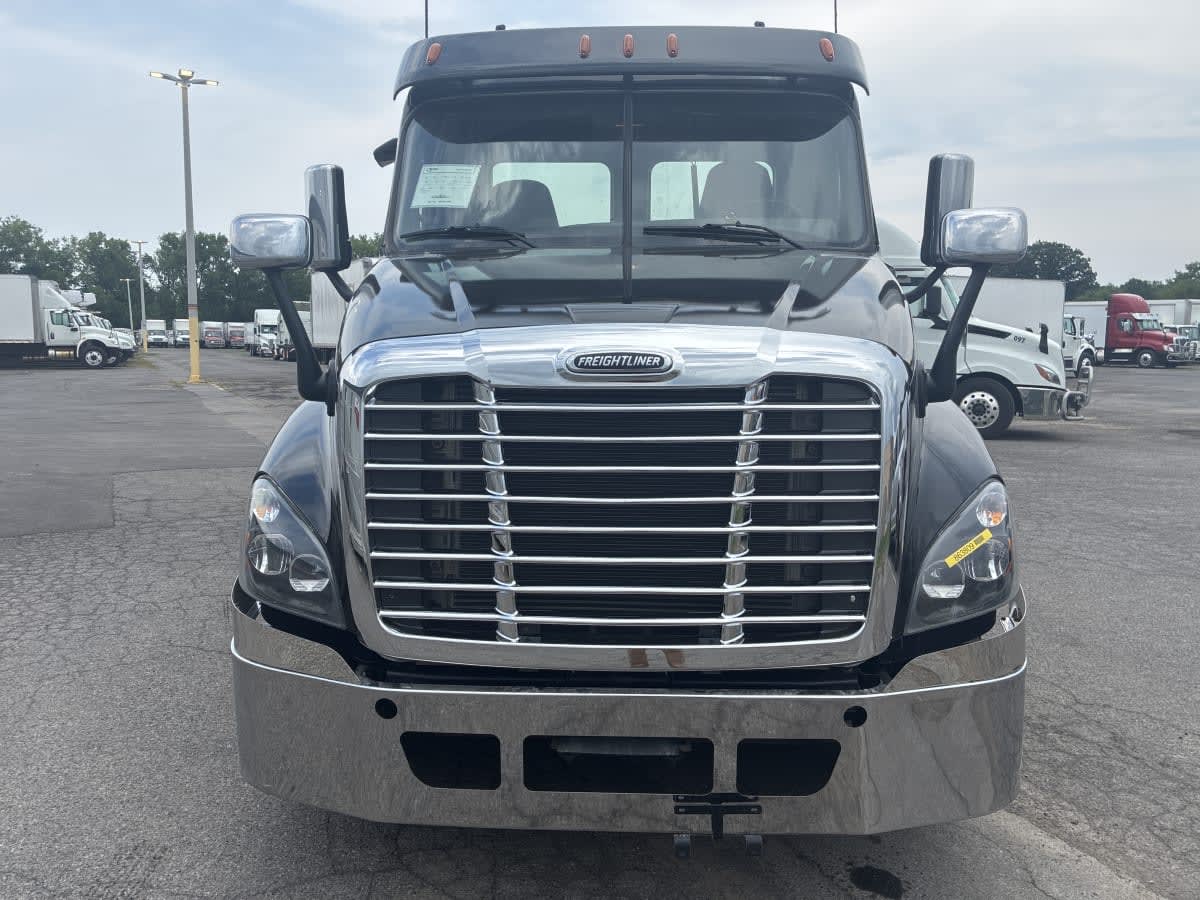 2019 Freightliner Cascadia in Syracuse, NY — photo 2