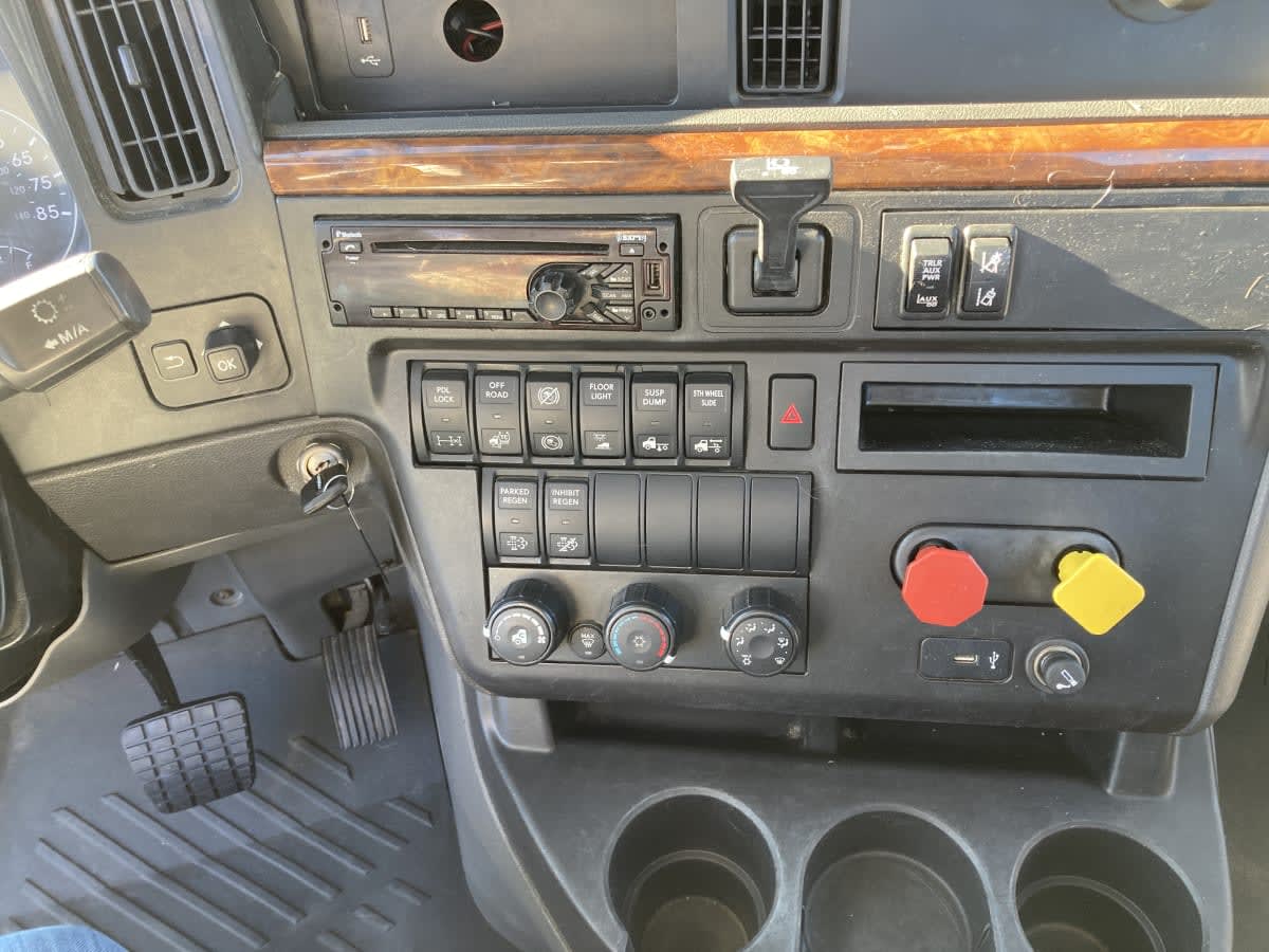 2019 Navistar International LT625 DAYCAB T/A 863940