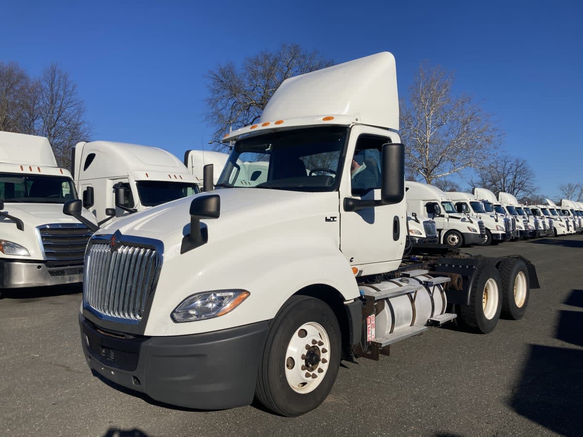 2019 Navistar International LT625 DAYCAB T/A 863940