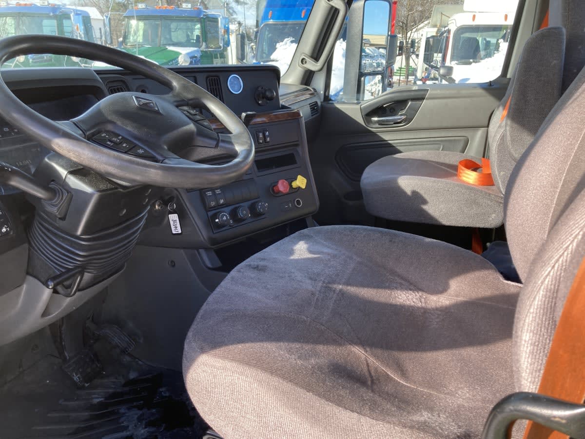 2019 Navistar International LT625 DAYCAB T/A 863944