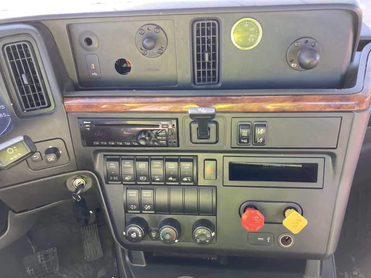 2019 Navistar International LT625 DAYCAB T/A 863944