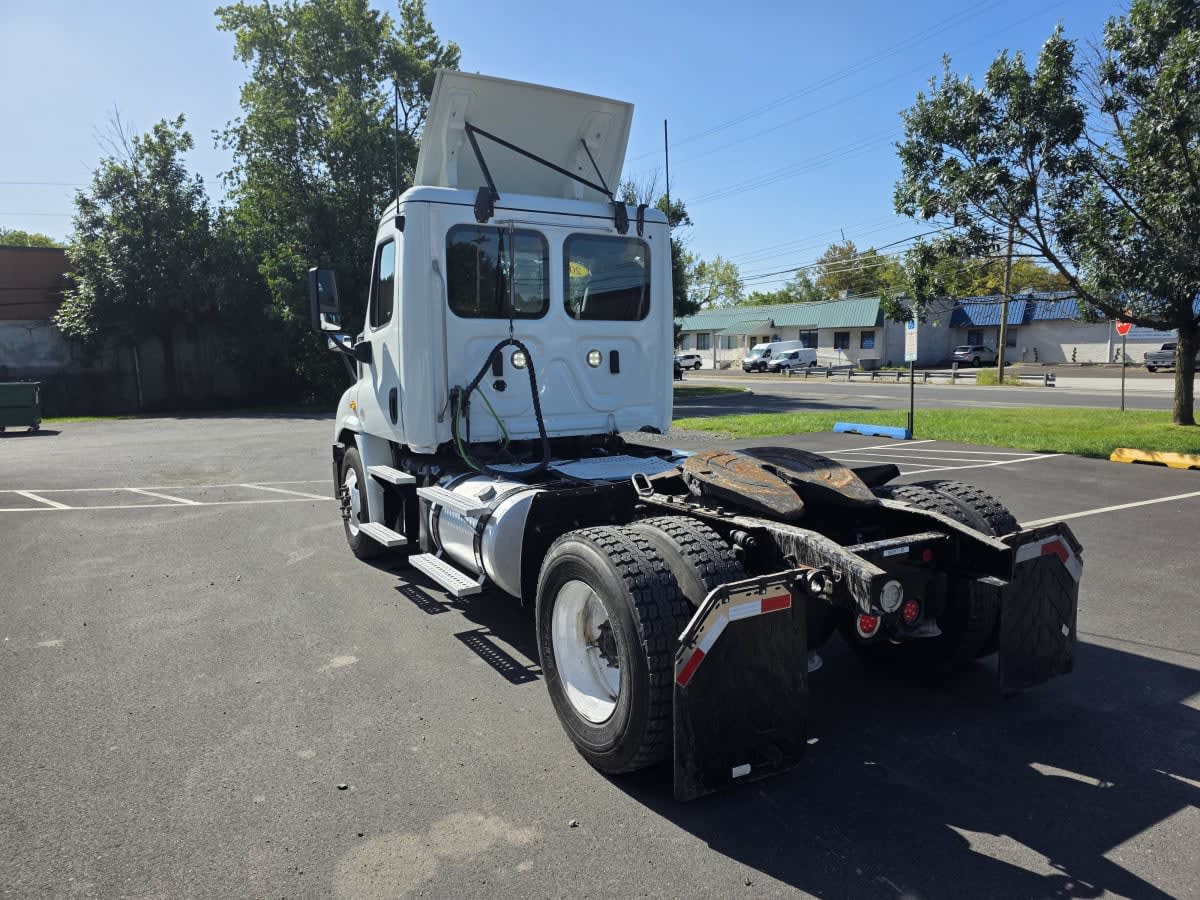 2019 Freightliner Cascadia in Bensalem, PA — photo 6
